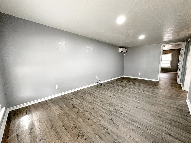 212 SW 23rd Pl — Photo 5