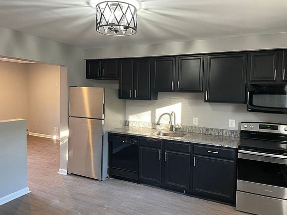 3rd image of 649 W Maple Rd APT 3