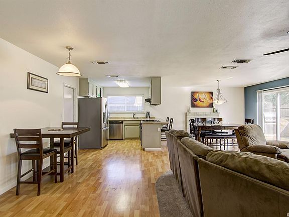 4th image of 7927 Garry Oak Dr