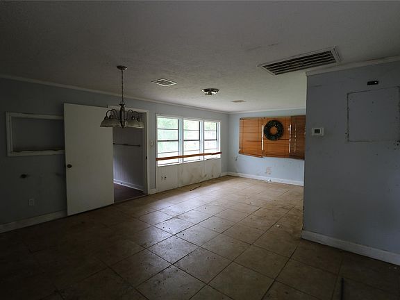 4th image of 618 Azalea Dr