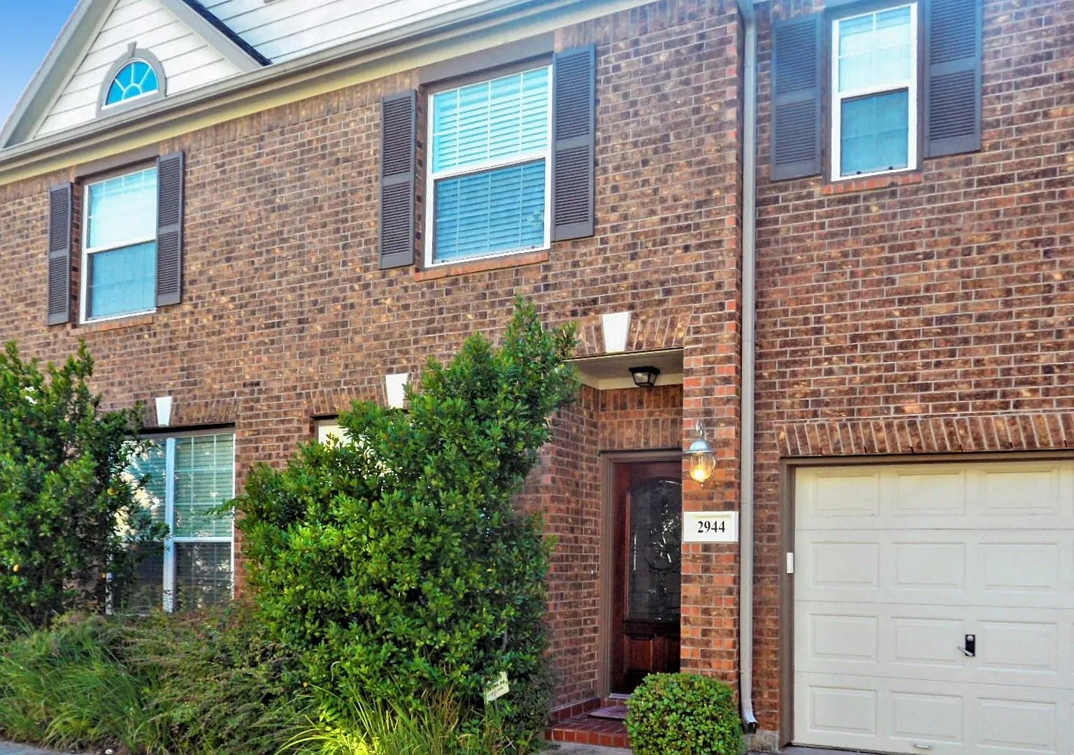 3 bed, 2.5 bath, 2377 sqft, $3,000 — Photo 1