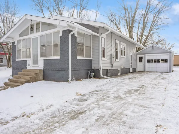 415 N 3rd Ave E, Newton, IA 50208