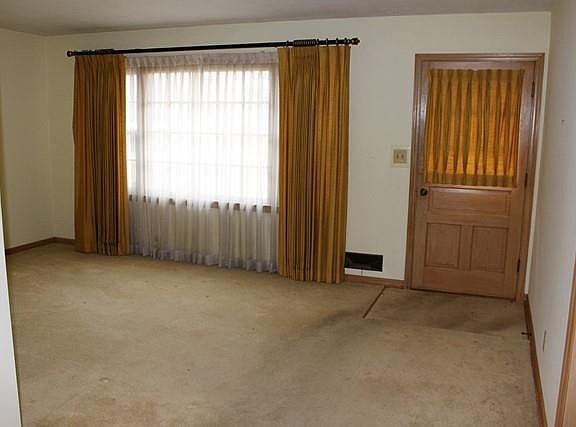 3rd image of 2528 Glen Ln