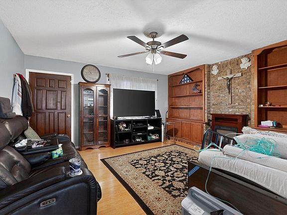 5th image of 834 Delamar Ave NW