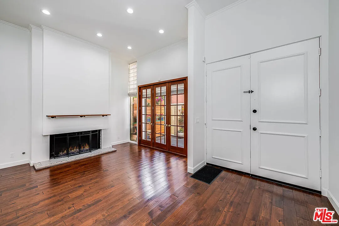 3 bed, 3.0 bath, 1869 sqft, $8,950 — Photo 2