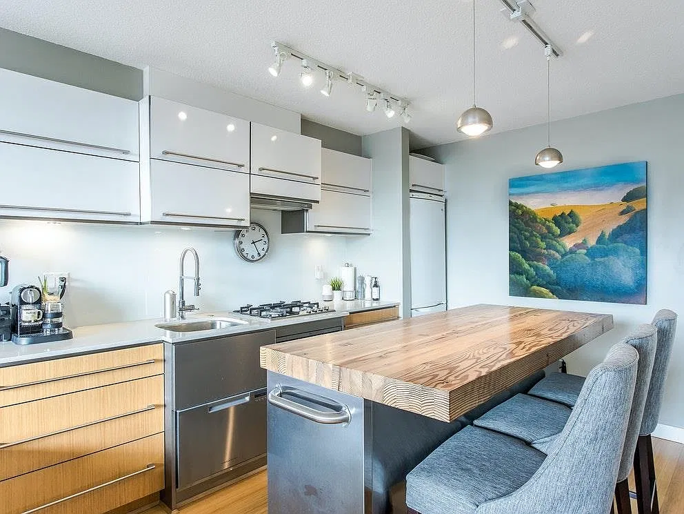 2 bed, 820 sqft, $3,300 — Photo 3