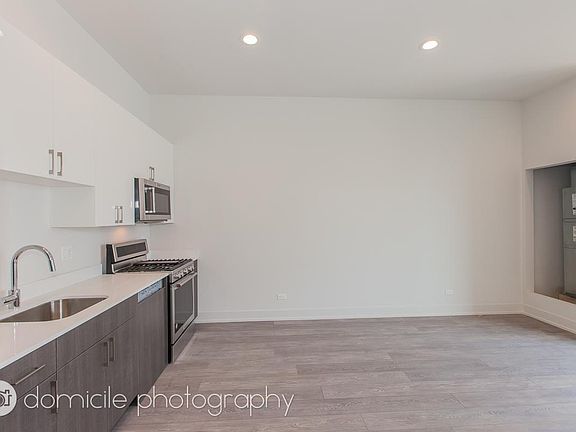 3rd image of 848 N Larrabee St #2R