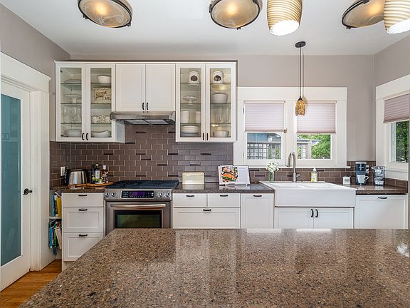 3rd image of 1128 W Lewis St