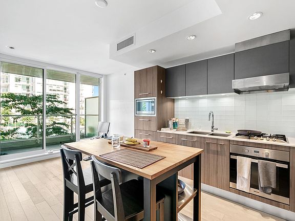 3rd image of 2220 Kingsway #529