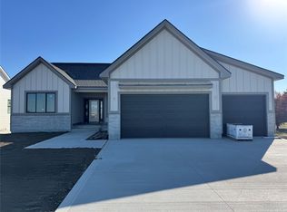 320 NW Red Oak Dr, Waukee, IA 50263
