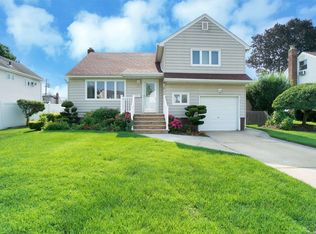 11 Oxford Ave, Massapequa, NY 11758