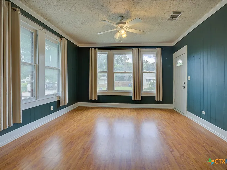 262 Clemens Ave — Photo 4