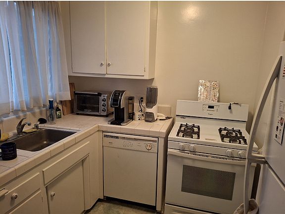 5th image of 415 San Vicente Blvd #105