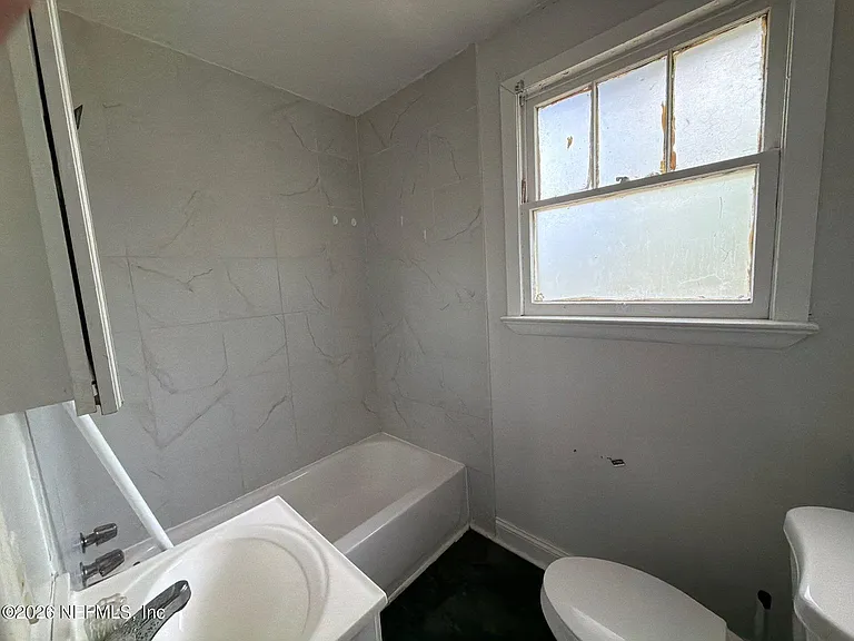 2052 W 17th St — Photo 16