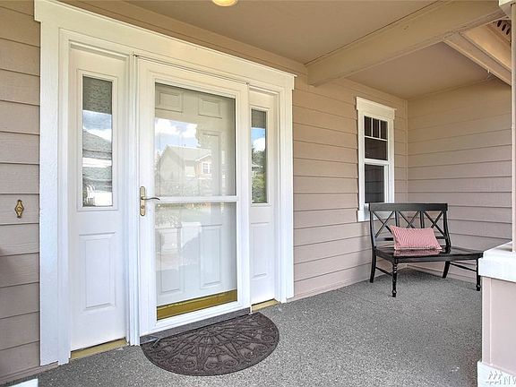 Delight in this large, covered porch entry. This sought-after community offers a play park plus easy access to acres of gorgeous King County Parks and trails at your doorstep, as well as freeways, airport, hospital, major retail, dining & business hubs.