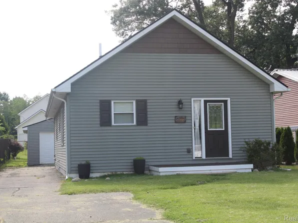 5735 Lake Grove Dr, White Lake, MI 48383
