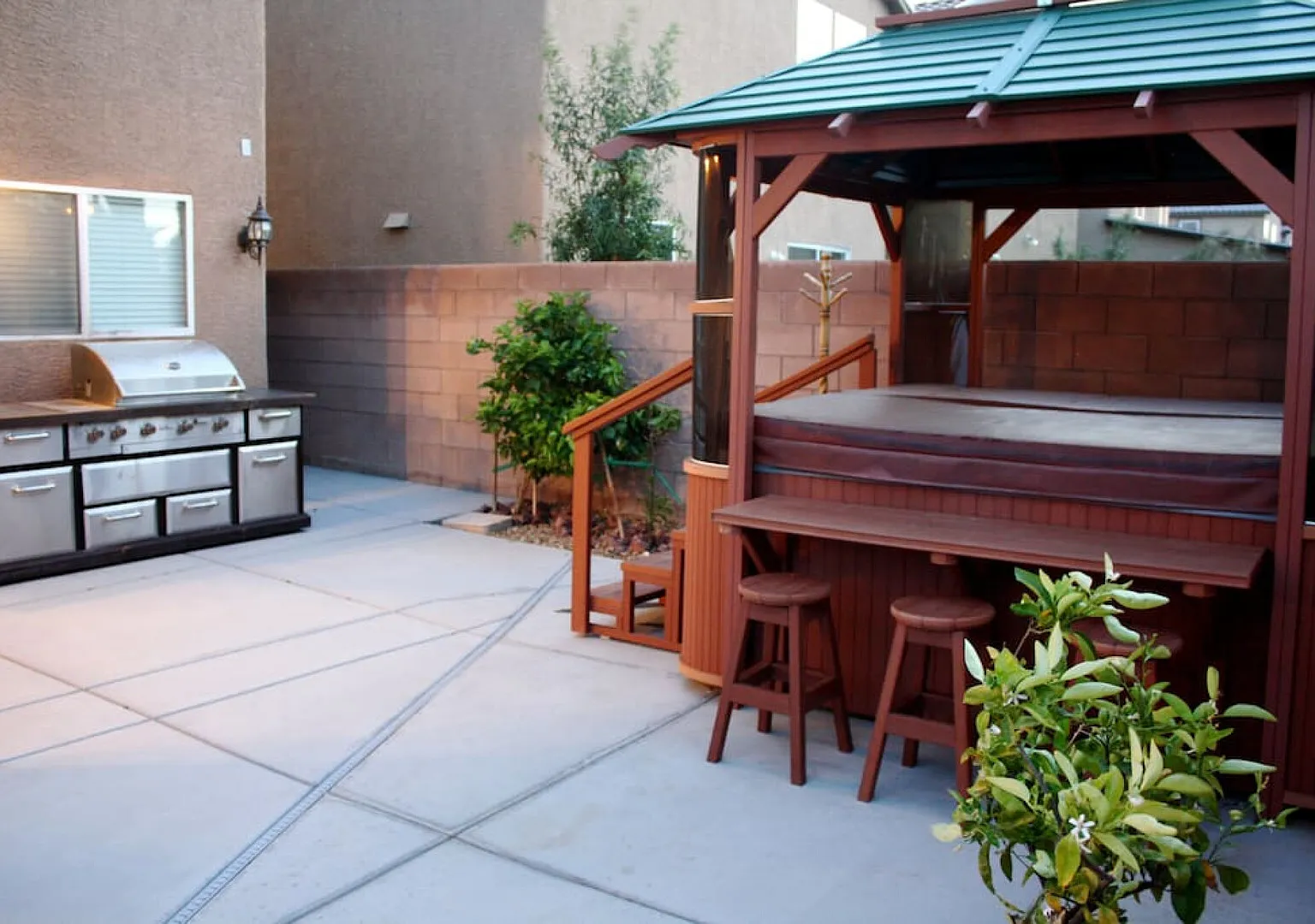 Charming 5 bedroom home w/ Spa, Game Room — Photo 2