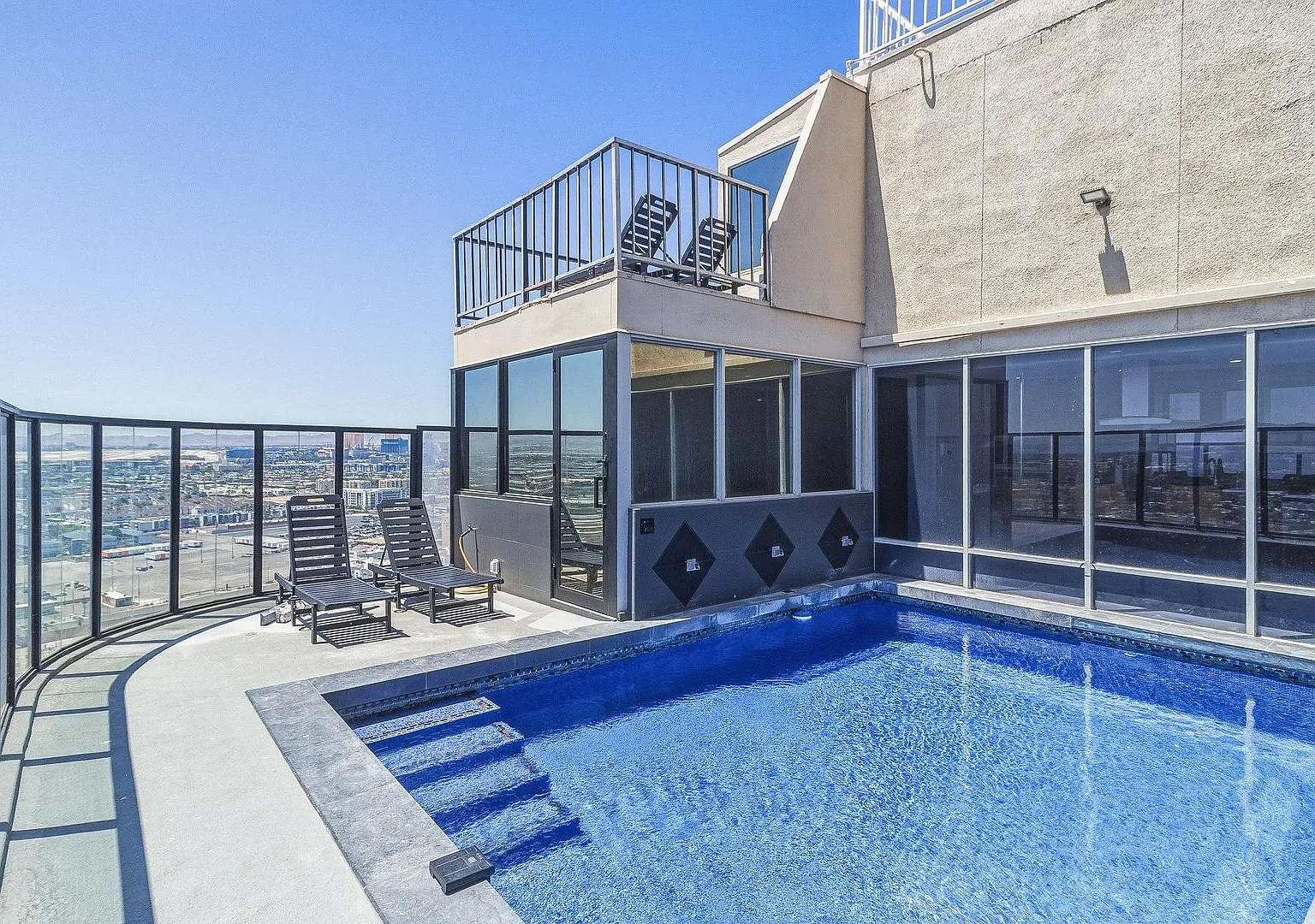 Luxury Penthouse Retreat with Private Pool, Sauna & Strip Views — Photo 3