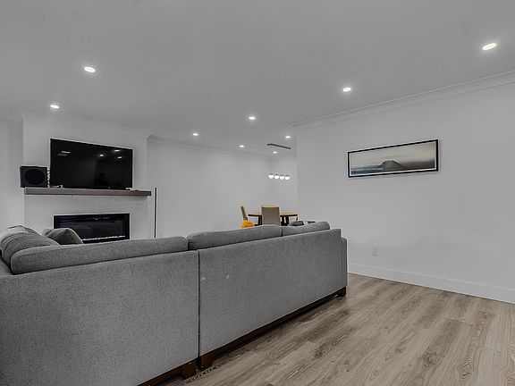 4th image of 13947 72nd Ave #209