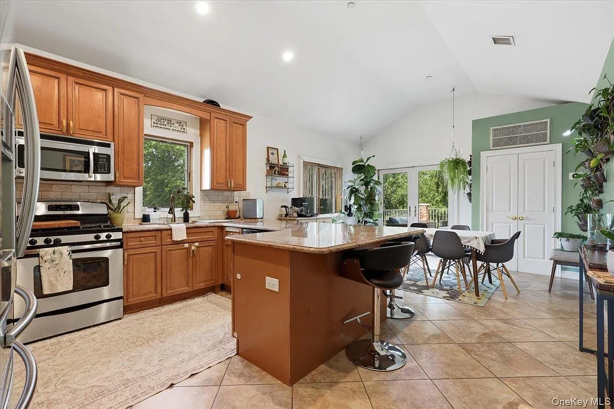 3 bed, 2.0 bath, 1828 sqft, $3,800 — Photo 4