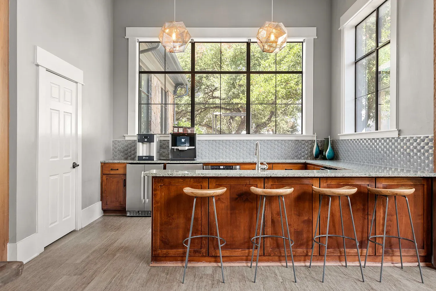 1 bed, 1.0 bath, 709 sqft, $999 — Photo 1