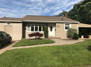 35 Hart St, Farmingdale, NY 11735