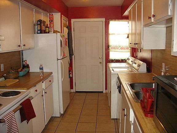 What a cheery kitchen! The washer, dryer, refrigerator, and microwave all stay with the condo!