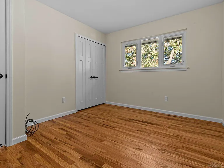 23729 Grove St — Photo 16