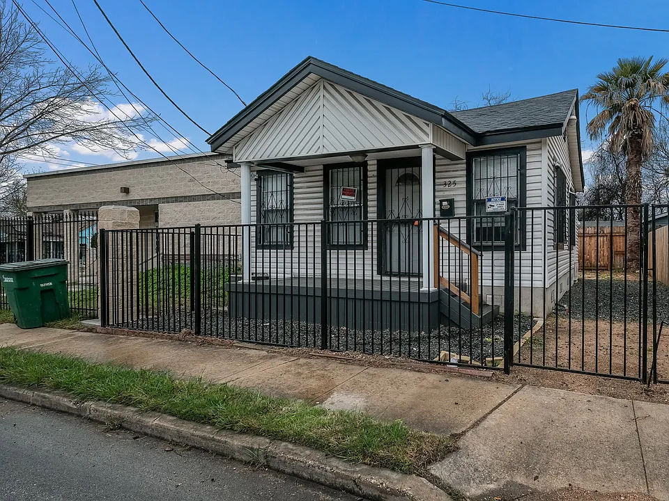 325 S Hackberry St