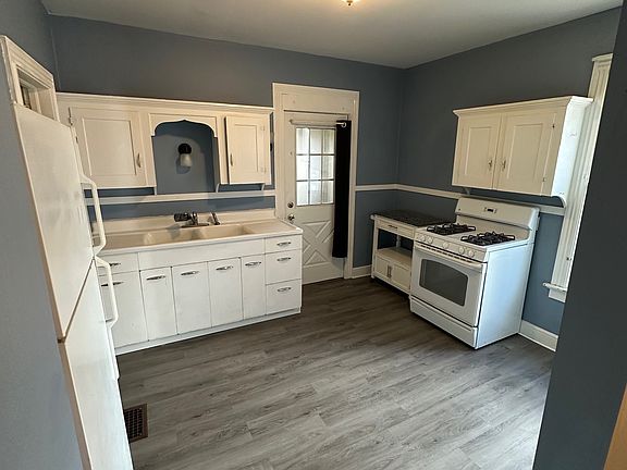 4th image of 39 Roosevelt Ave #1