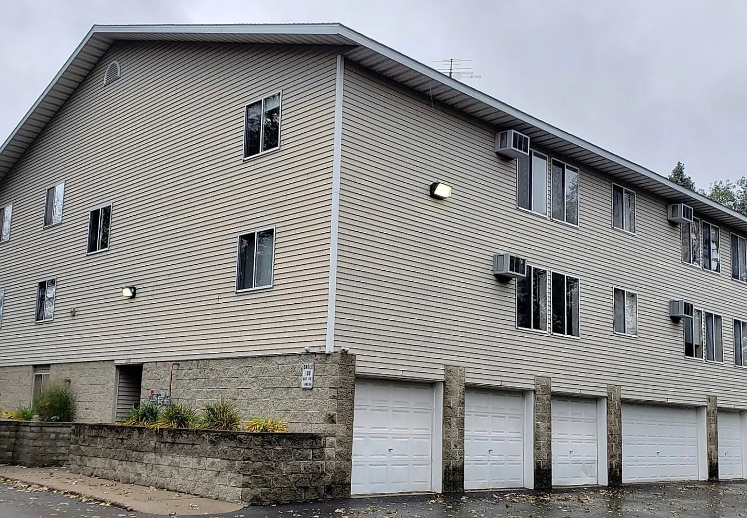 Three Bedroom — Photo 1