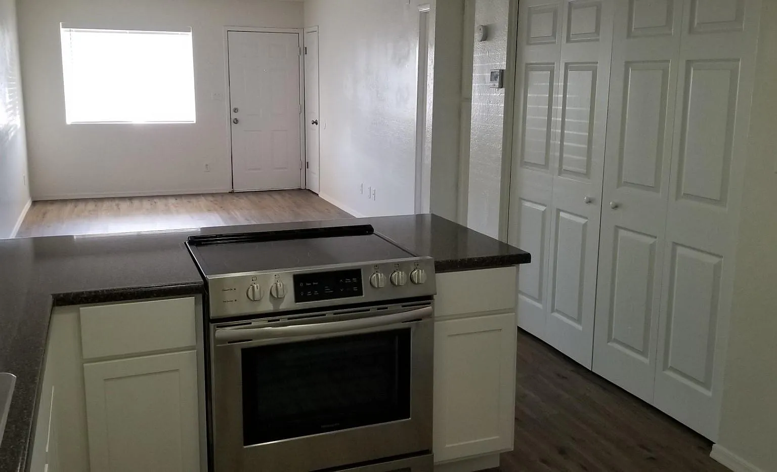 2 bed, 1000 sqft, $1,300 — Photo 4