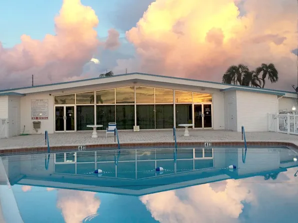 381 Jacaranda Cir, Venice, FL 34285