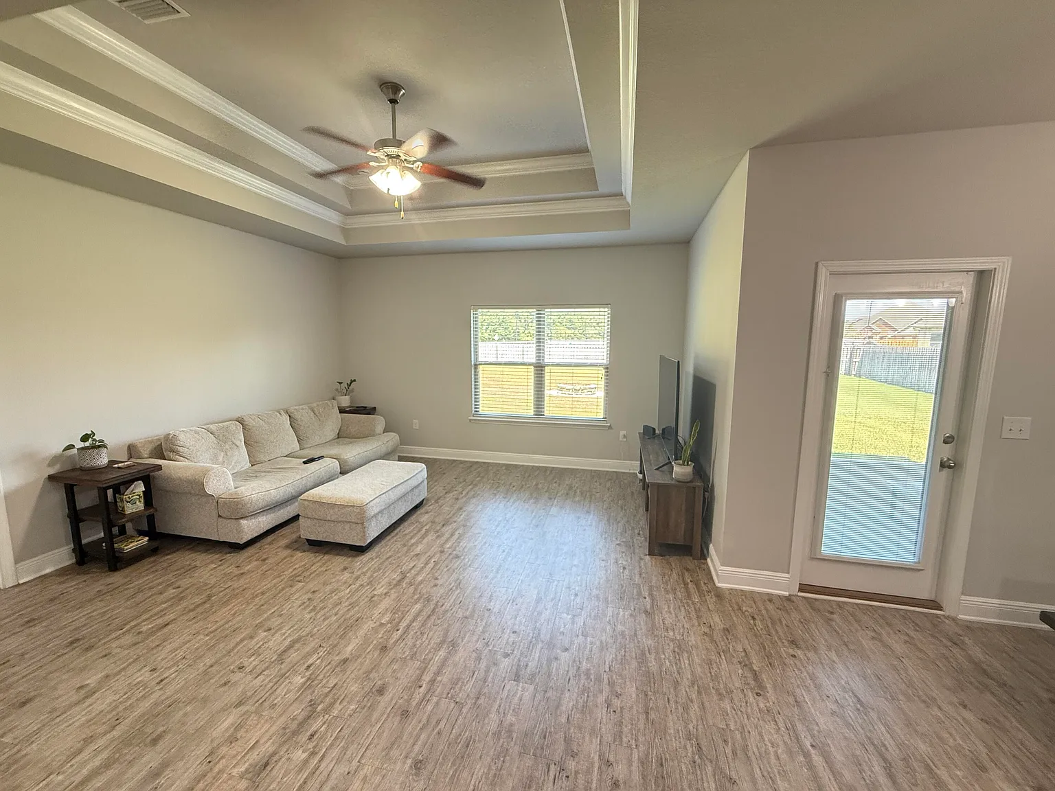 4 bed, 2.0 bath, 1852 sqft, $2,200 — Photo 2