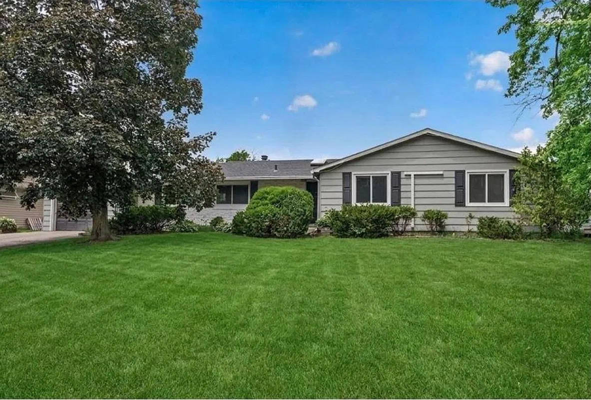 3 bed, 3.0 bath, 2152 sqft, $800 — Photo 1
