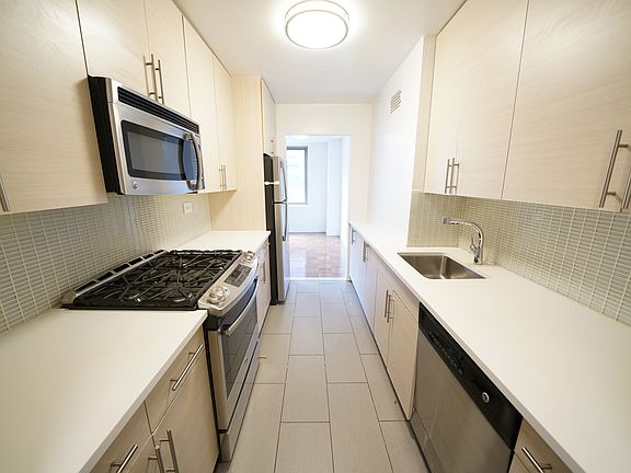 3rd image of 160 E 84th St APT 3H