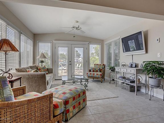 3rd image of 305 Stephan Ave