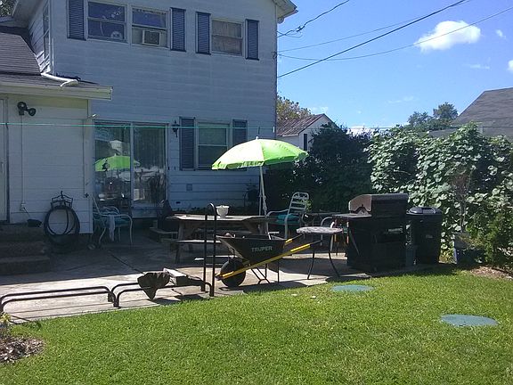 3rd image of 208 W Stone St