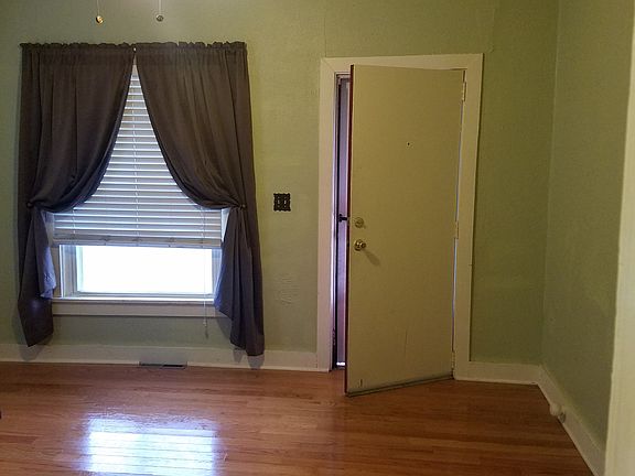 1324 Entrance & living room