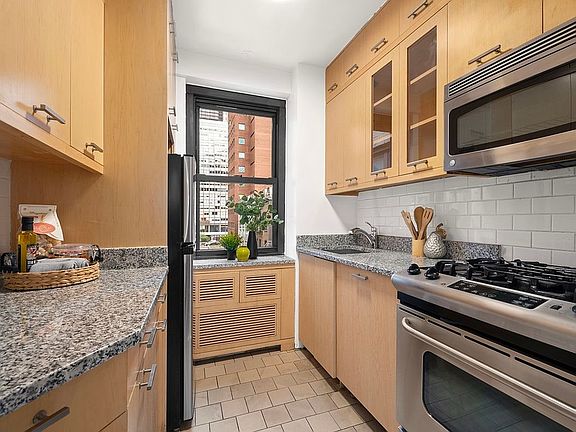 4th image of 135 E 54th St APT 6E