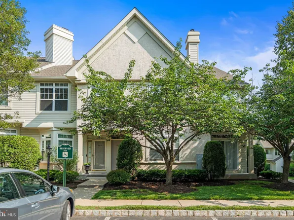 704 Dresher Woods Dr, Dresher, PA 19025