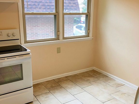 5th image of 422 Rushmore Ln APT 1