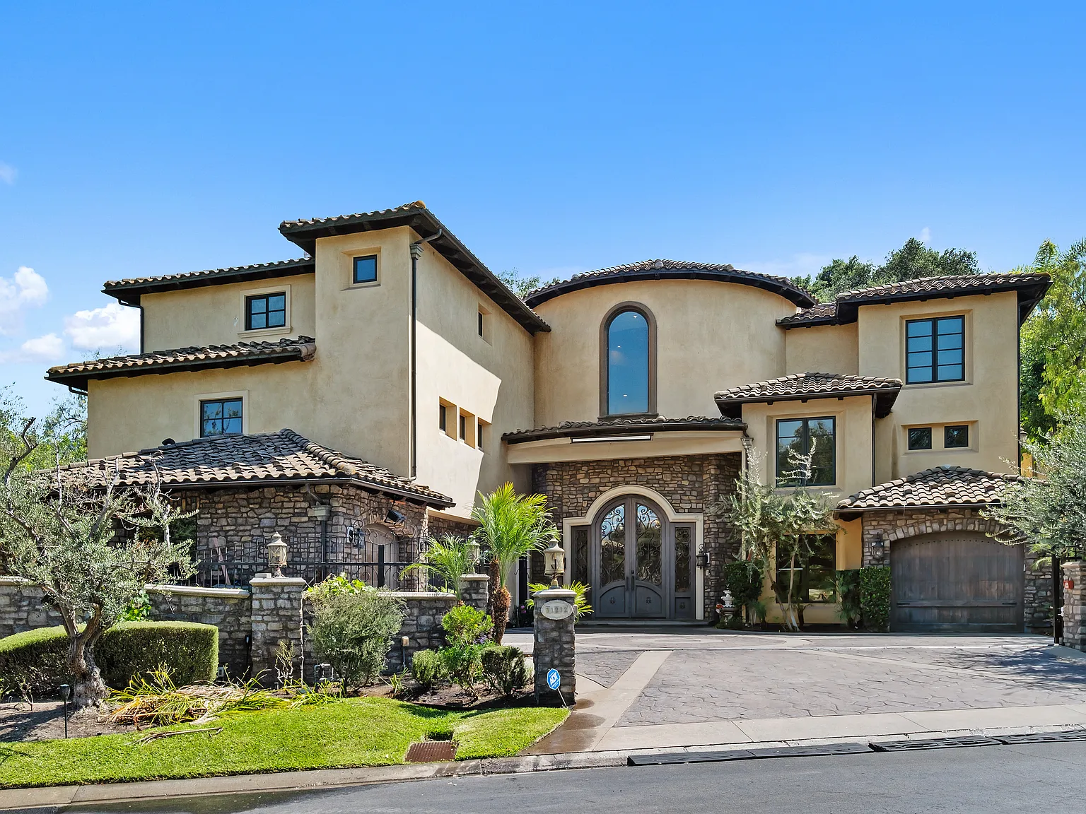 6 bed, 10548 sqft, $25,000 — Photo 1