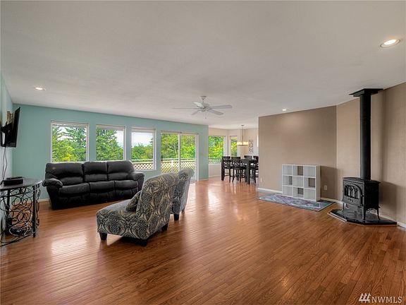 3rd image of 8178 Meyerwood Ln NE