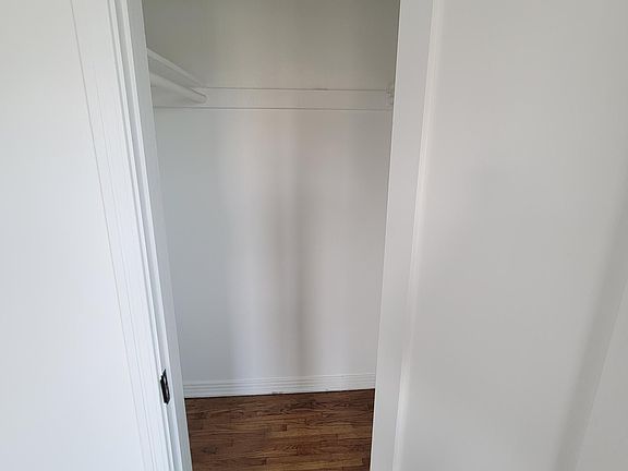 3rd image of 1960 W 71st St #1960