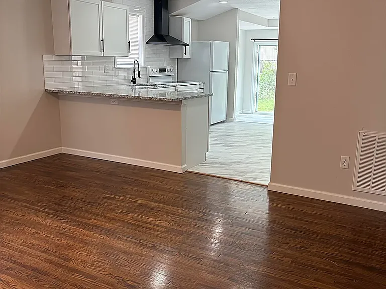428 N Clayton Ave — Photo 2