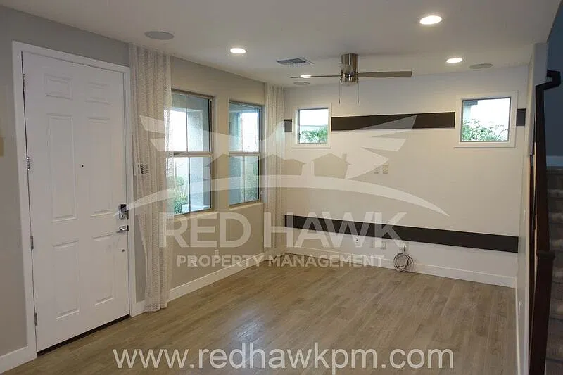 3 bed, 2.5 bath, 1463 sqft, $1,895 — Photo 3