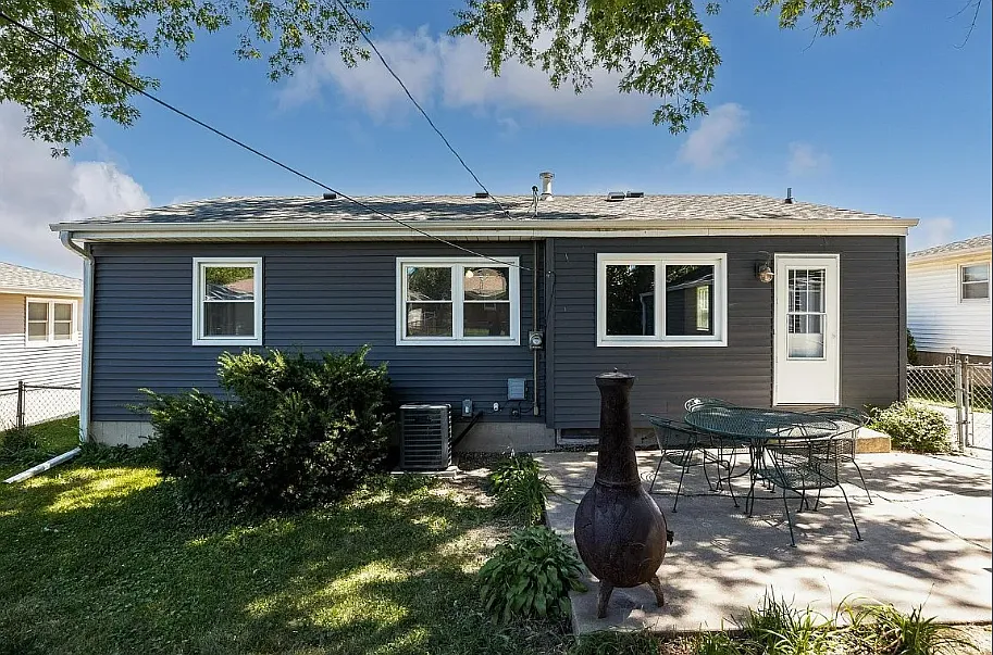 715 36th St SE — Photo 2