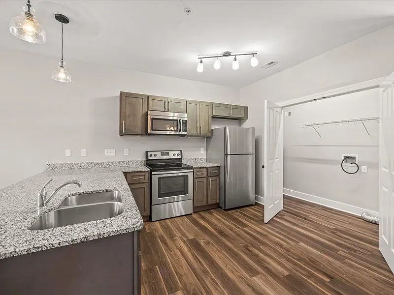 3 bed, 2.5 bath, 1350 sqft, $1,550 — Photo 4