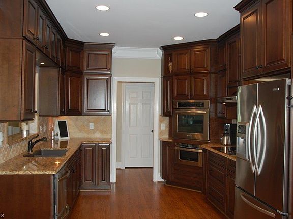 5th image of 811 Haddington Ct N